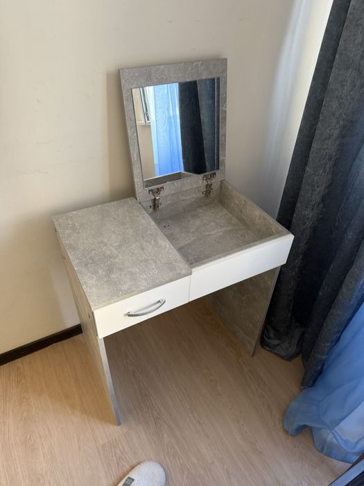 Продам тумбочку зеркало