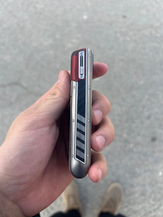 Vertu Ferrari Special Edition