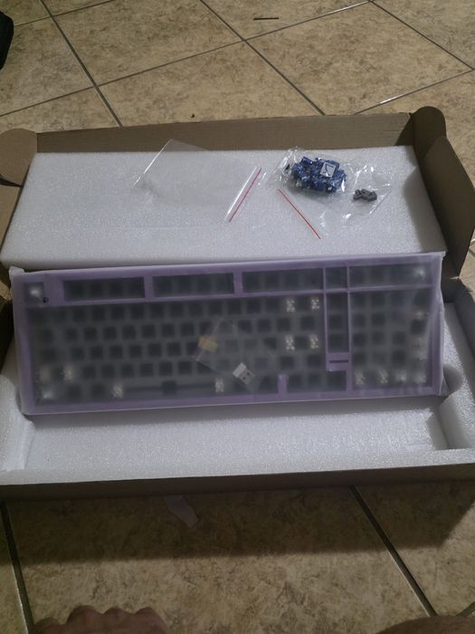 tastatură mecanică personalizabilă