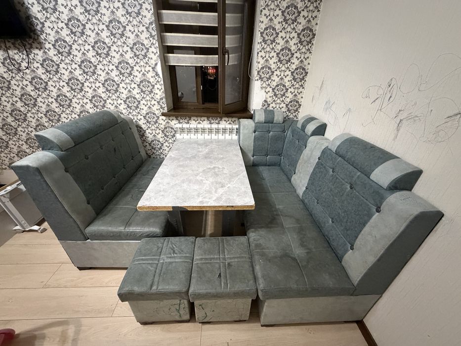 Мебель Стол и диванчики