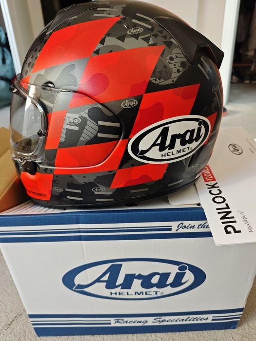 Продавам каска Arai XL