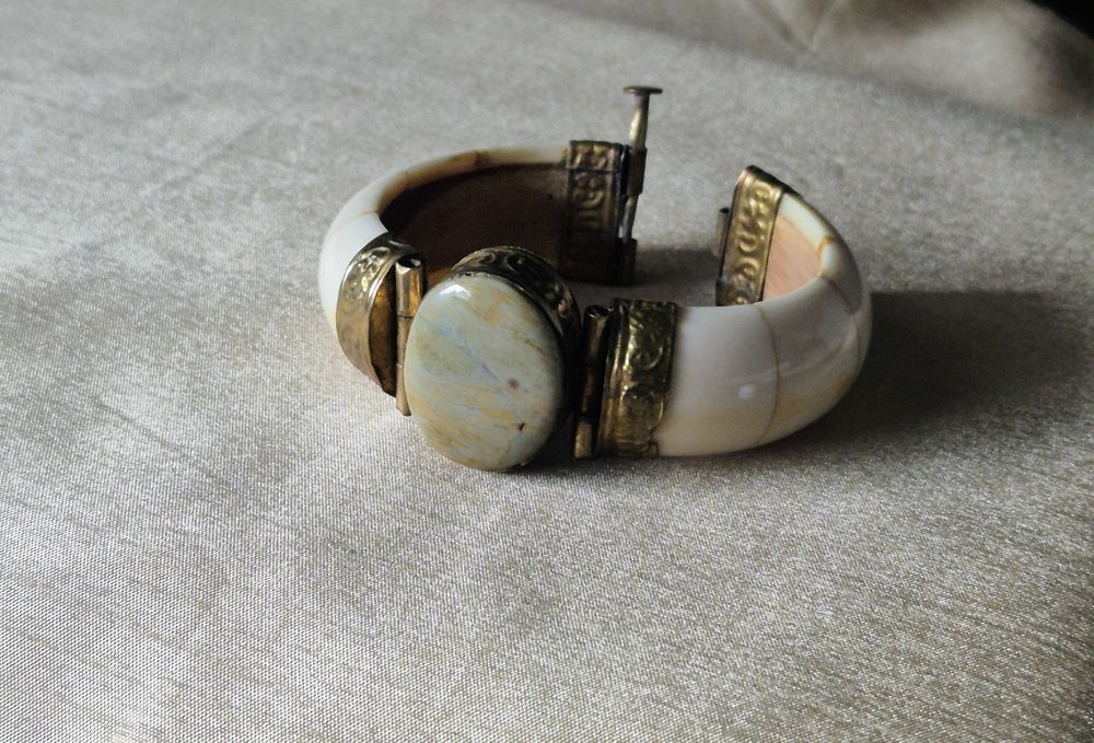 Винтидж гривна от кост с месингов обков и голям ахат.