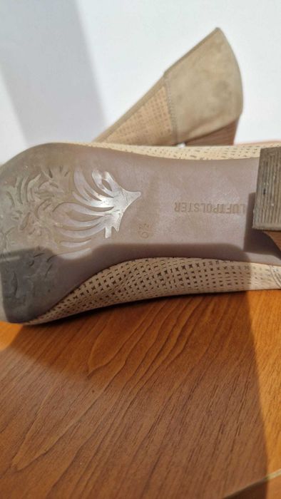 Pantof decupat din piele intoarsa