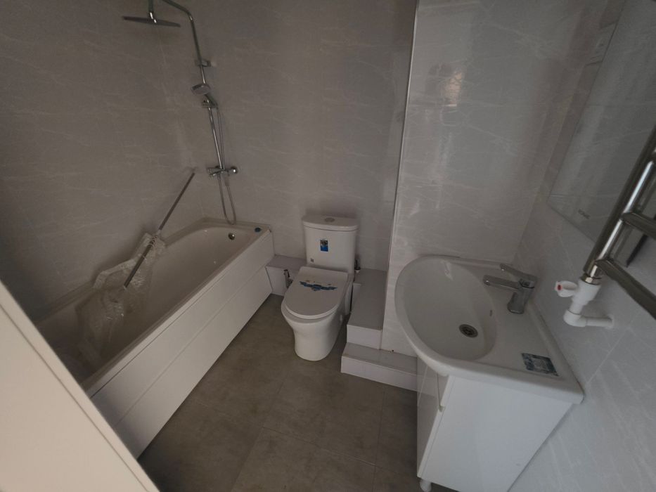 Продается срочно 3 комн квартира в новостройке кирпич Янгиюль город