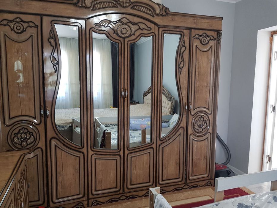 Холати яхши 
2та тумба 
Диван
Катта шкаф
Тримо