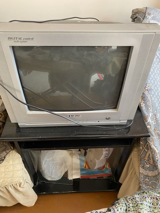 Телевизор с подставкой