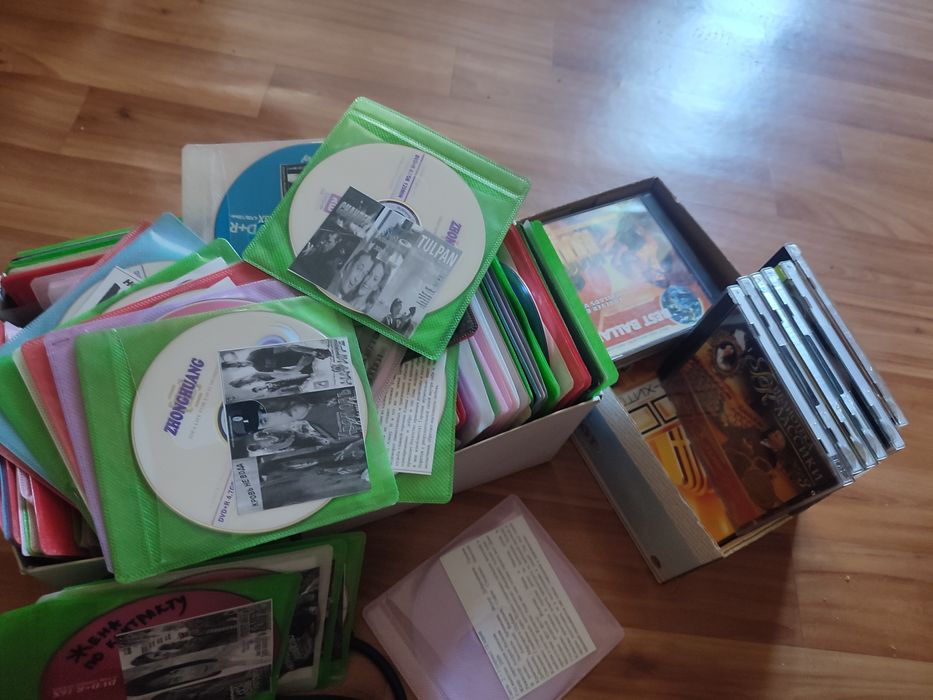 Диски ДВД с фильмами и сериалами