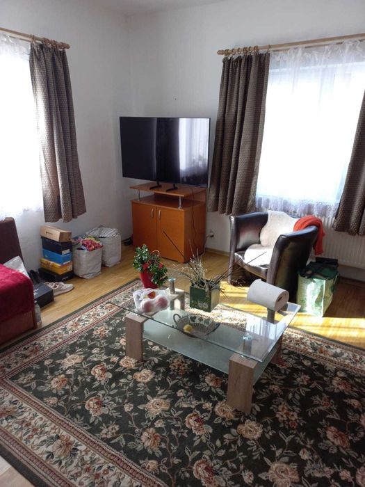 Inchiriez 2 camera casa