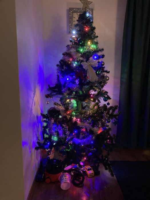 Brad arificial de craciun - 2,1 m - cu decoratiuni si instalatie lumin