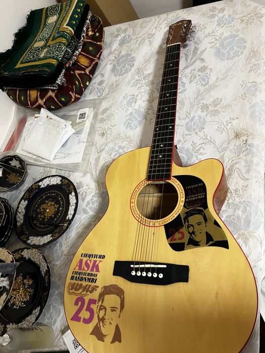 Agustik gitara sotiladi