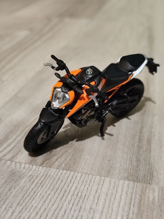 Vând machetă colectie KTM 250 DUKE