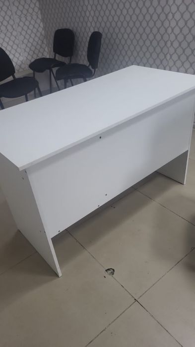 Продам стол белый