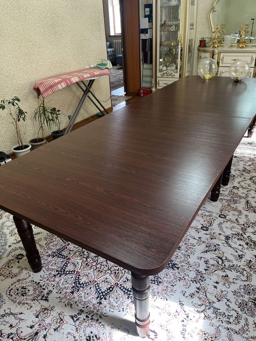 Срочно продам стол в гостинную