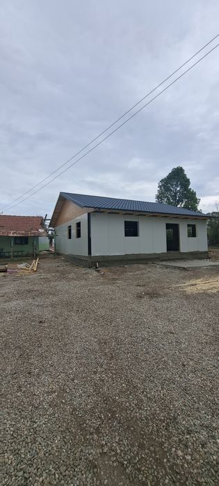 Vand case pe structura metalica