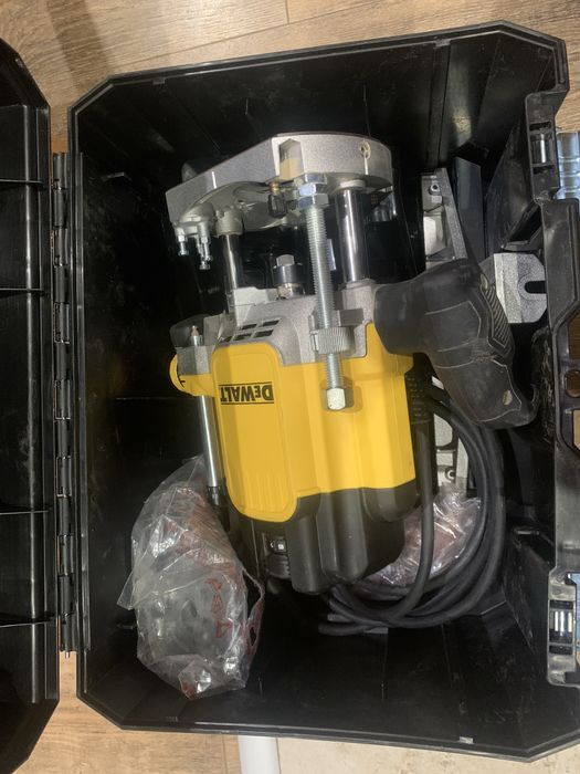 DeWALT DWE 625/2300W/230V/2024г/оберфреза в куфар с аксесоари