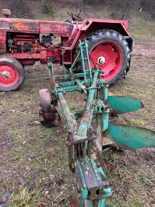 Vând Tractor U 650 și plug