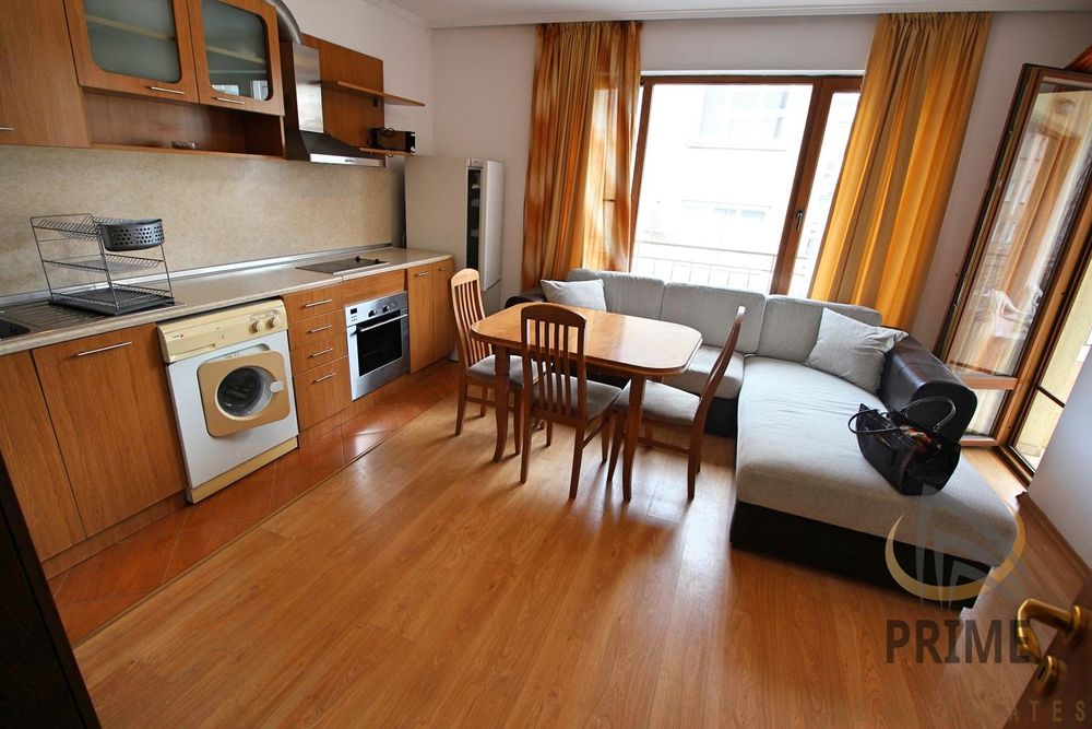 Дава се под наем Тристаен апартамент в Бургас, Център - 80 кв.м за 561 € - Снимка #2