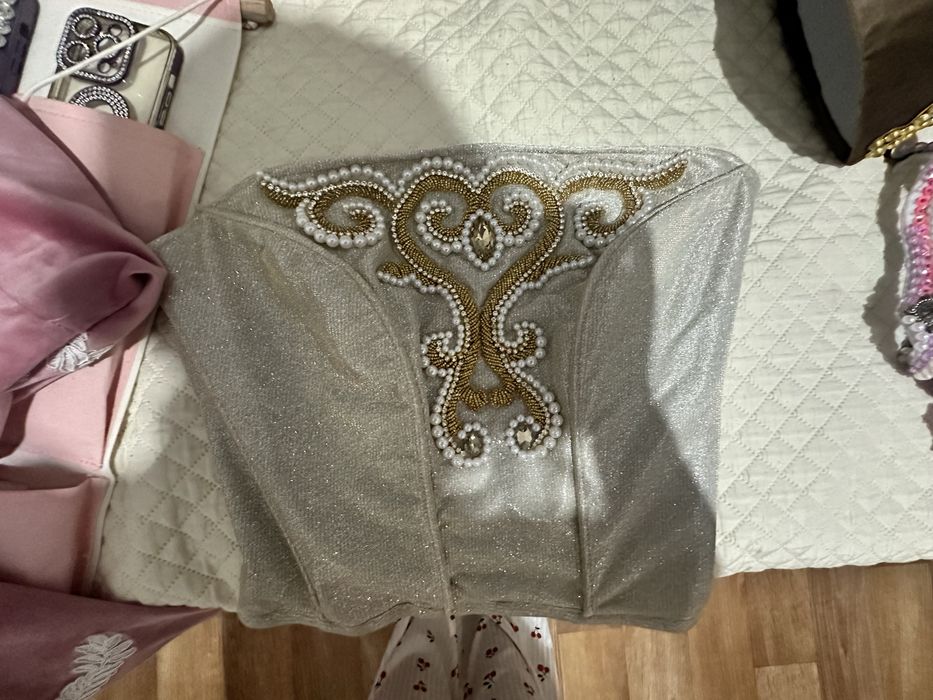 Қазақи нақыштағы сәнді киімдер