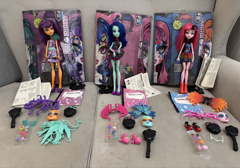 Монстряшки с коробками и аксессуарами