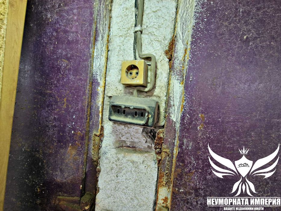 Отдаваме под наем помещение склад цех хале магазин с площ от 230кв.м. със 100кв.м. навес в Асеновград индустриална зона