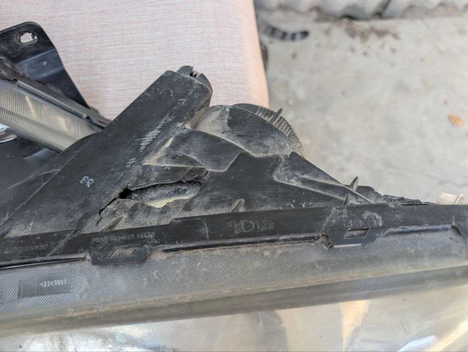 Б/У фары Jentra 2 шт. у одной с левой стороны сломанны петли