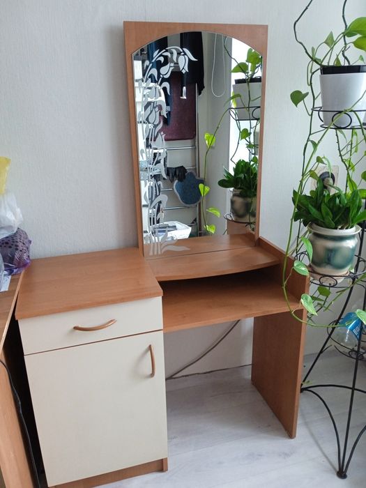 Трюмо с зеркалом