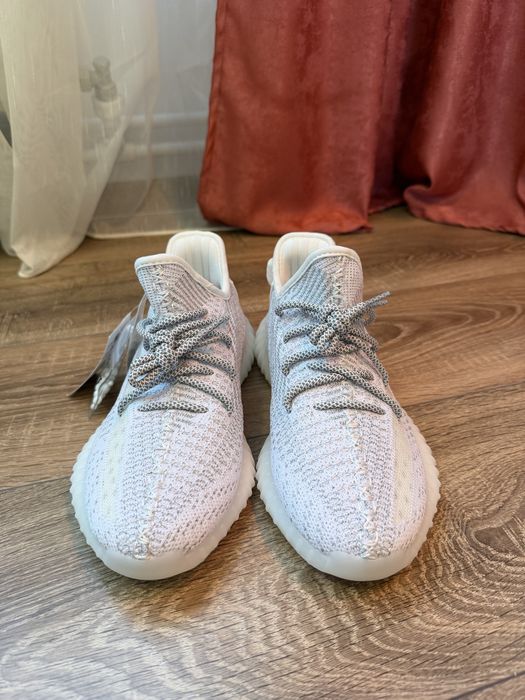 Yeezy 350 noi cu etichete
