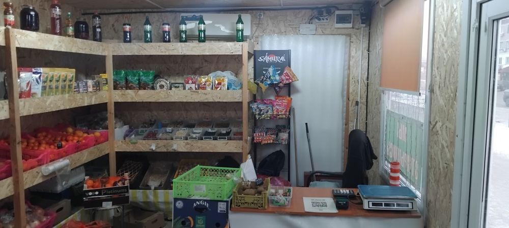 Продаётся действующий овощной павильон.
