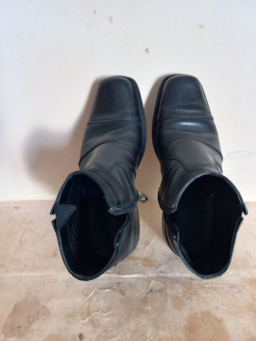 Мужская сапоги  срочни сотилади.