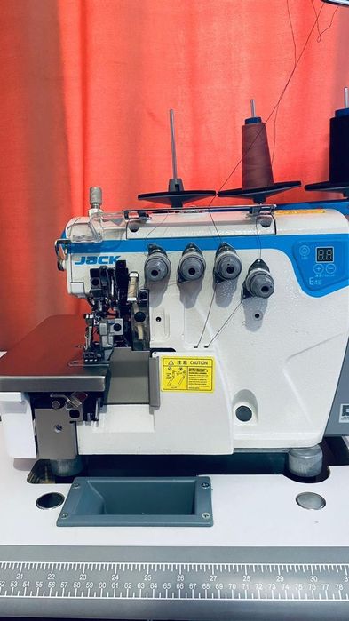 Оберлок почти новый