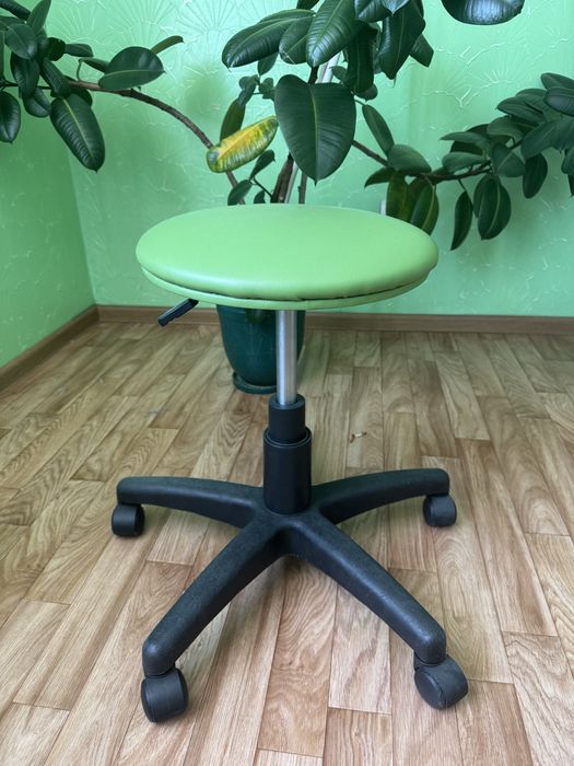 Продам новый стул для косметолога