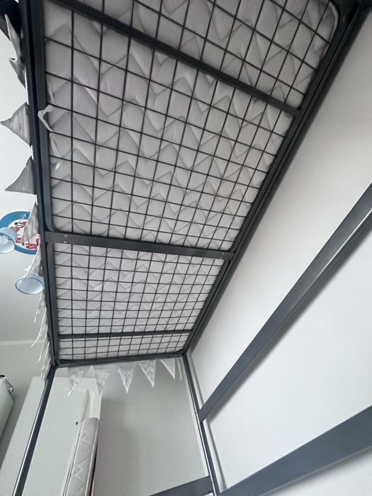 Двуетажно легло с бюро