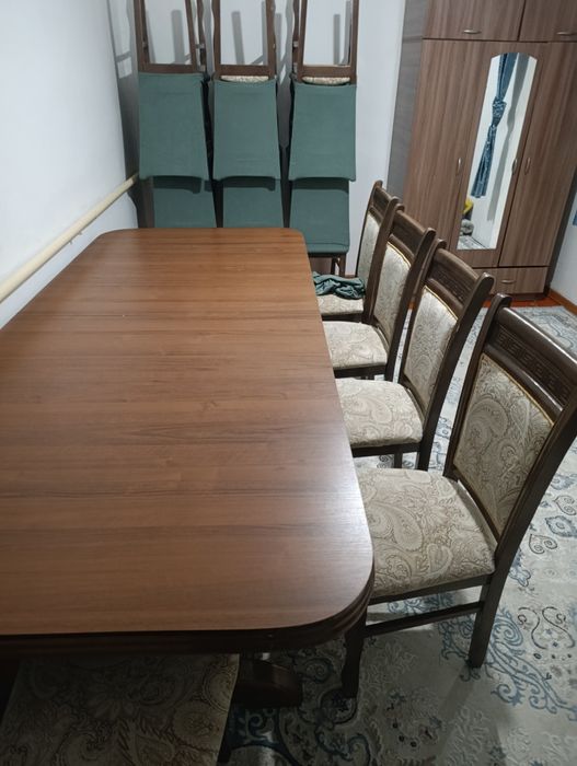 Овалный стол и стулья