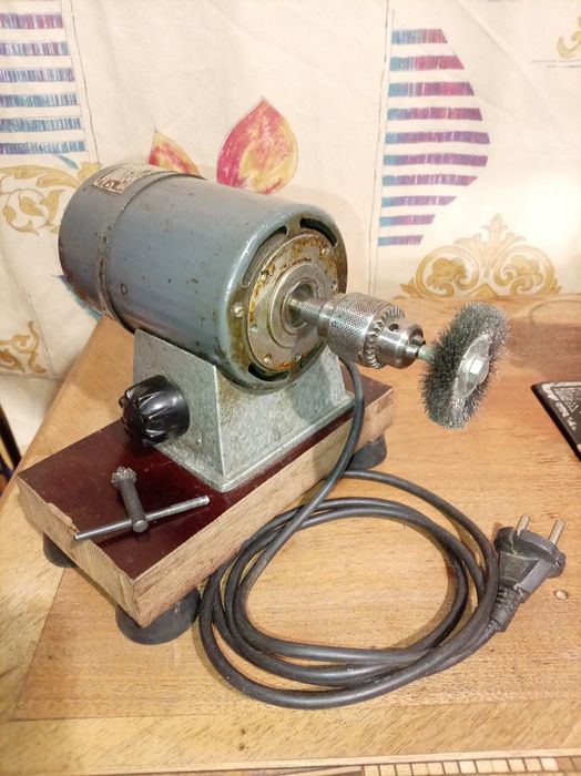 Стара часовникарска машинка.