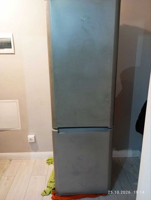Продам холодильник Indesit