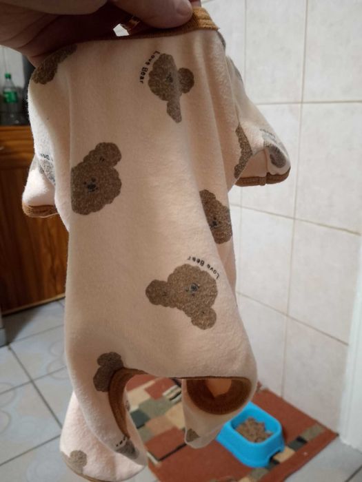 Vand hainute de catelusa talie mica marimea S tot ce se vede la 45 lei