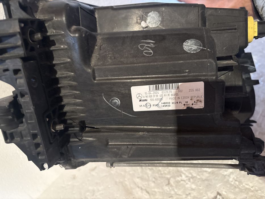 Фар Mercedes Actros