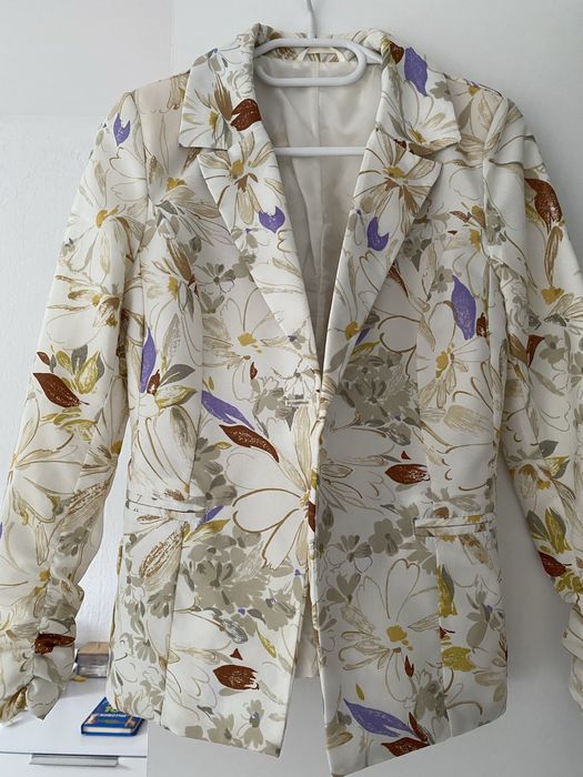 Дамско  сако с флорални мотиви/ на цветя