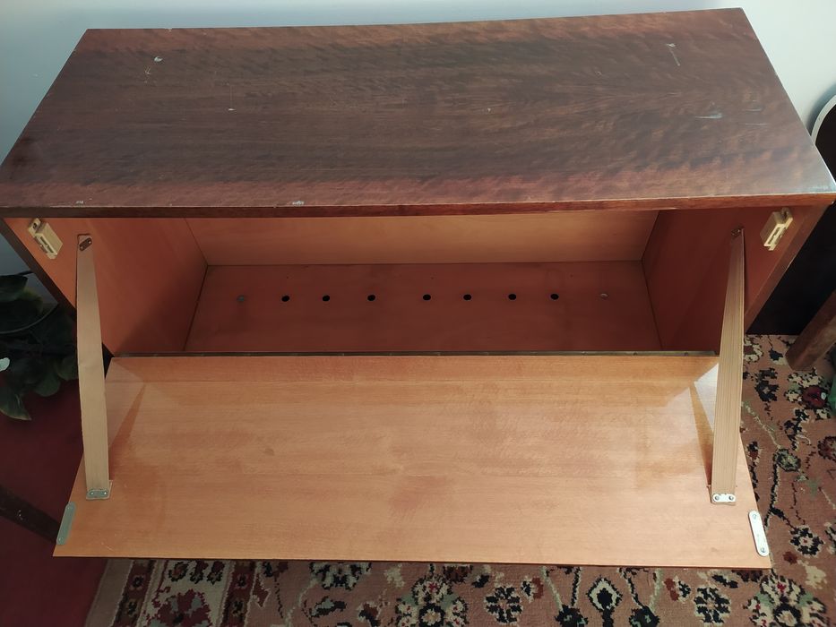 Комод полированный. Б/у. В хорошем состоянии.