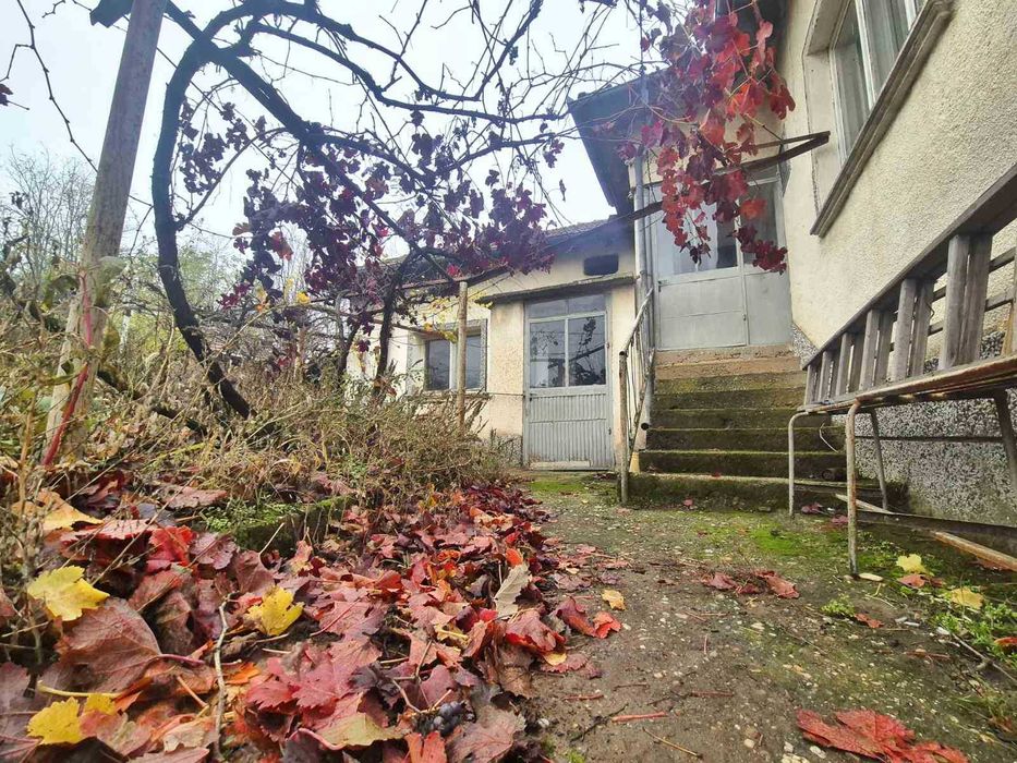 Къща "близнак" в с. Петокладенци обл. Плевен