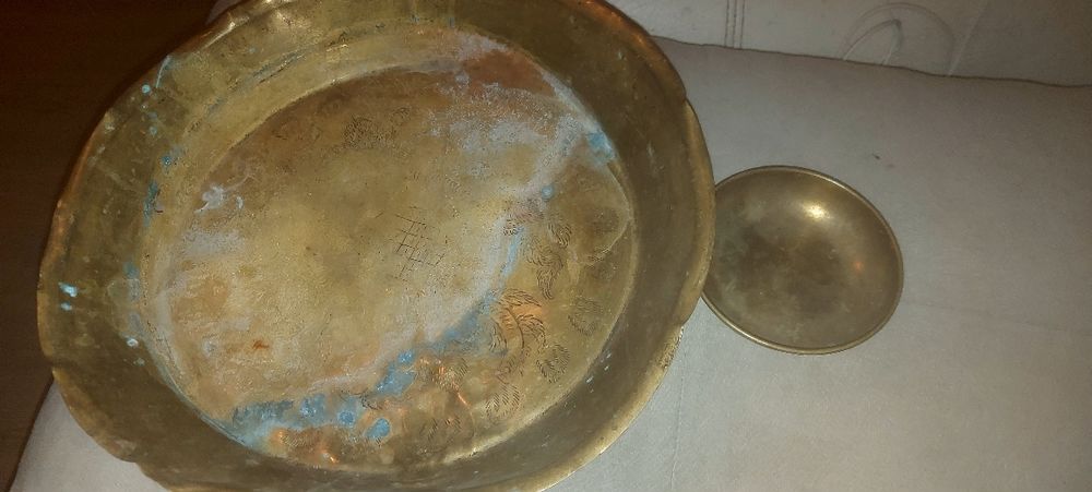 Стара медна тава плюс малка тава и 2 бр бронзови свещници,