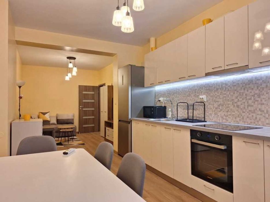 Тристаен апартамент под наем Център