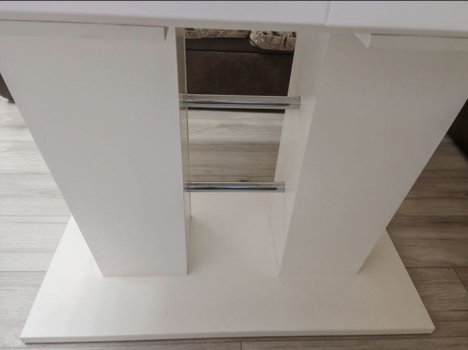 Бяла трапезна маса 115 евро  и  2 бр. столове (25  евро за 1 стол)