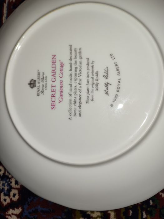 Две декоративни чинии Royal Albert