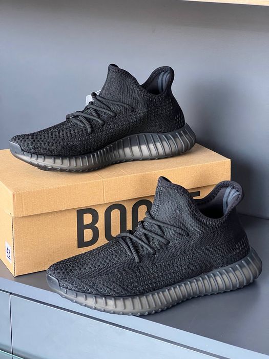 Adidasi Yeezy Boost noi