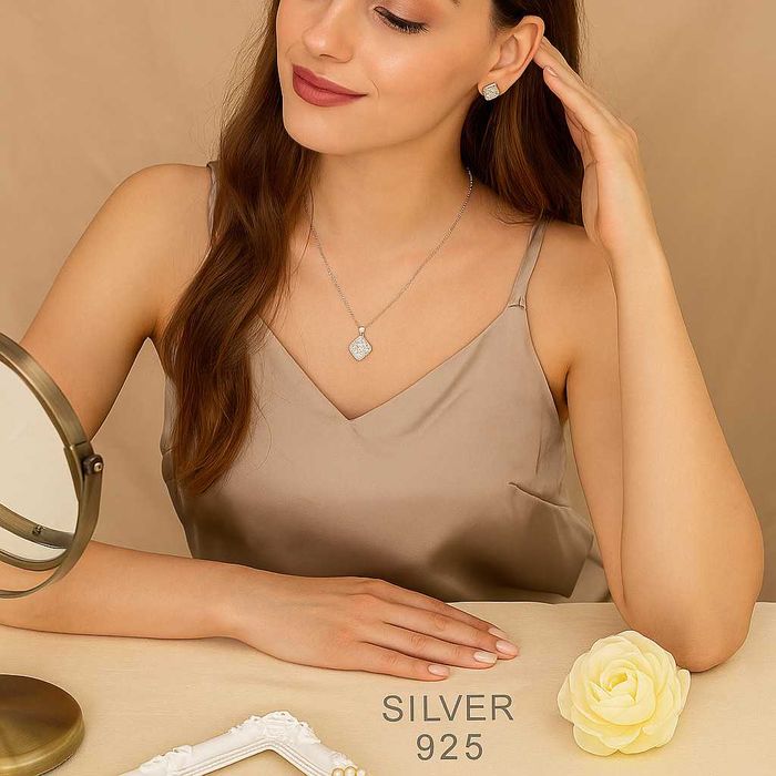 Нежен и стилен комплект колие с обеци.