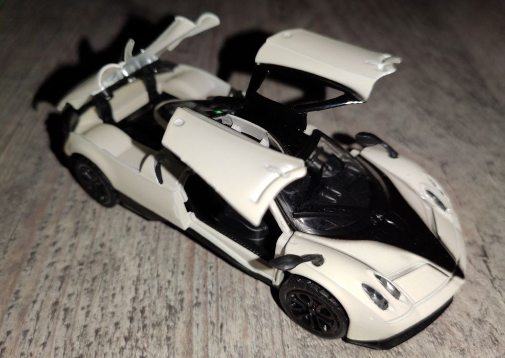 Модель машины Pagani 1:43