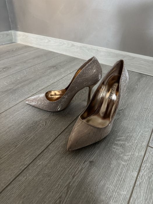 Обувки на висок ток