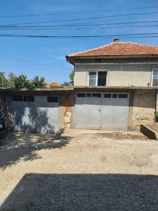 Продава къща на центъра на Две Могили