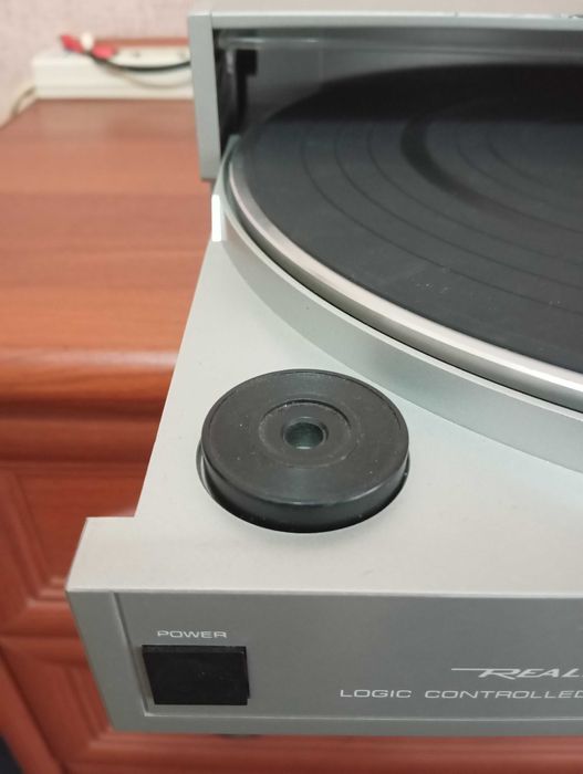 Продам редкий  тангенциальный проигрыватель винил дисков REALISTIC.
